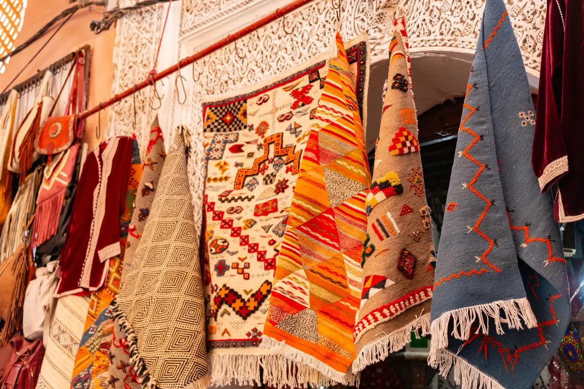 Illustration : tapis et textiles colorés suspendus dans une boutique, concept de site e-commerce